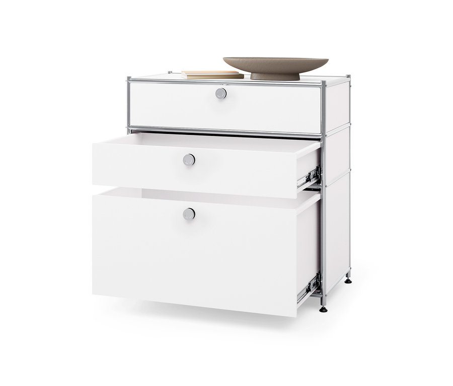 Commode en métal blanc « CN3 » avec trois tiroirs, dont deux sont ouverts.