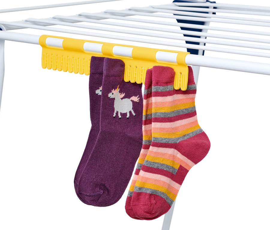 Deux paires de chaussettes suspendues à 2 séchoirs à chaussettes.