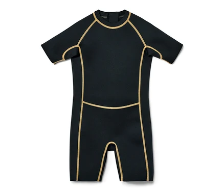 Combinaison de néoprène noire pour enfant avec manches courtes et coutures jaunes.