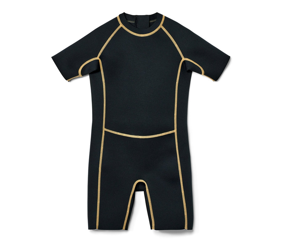Combinaison de néoprène noire pour enfant avec manches courtes et coutures jaunes.