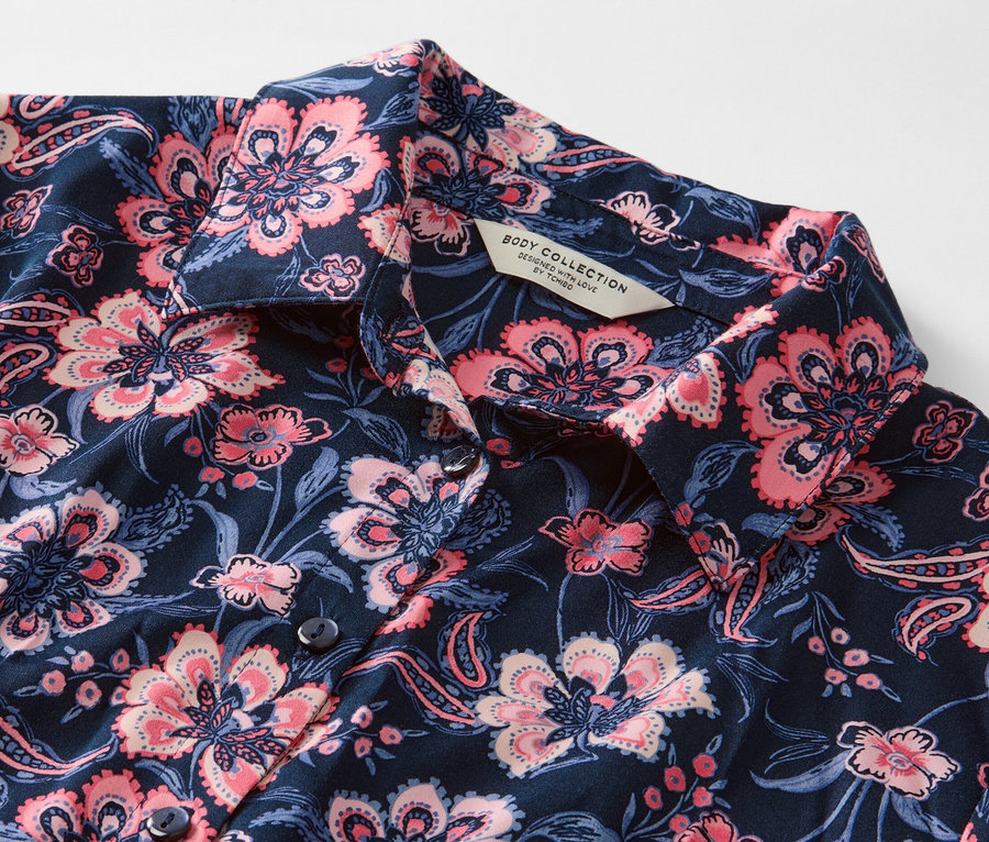 Gros plan d'un pyjama tissé à motif floral.