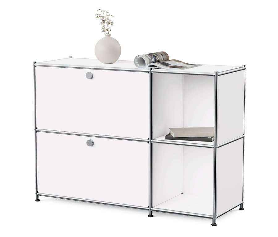 Buffet en métal blanc « CN3 » à 2 abattants. Un vase avec des fleurs et un magazine sont posés dessus.