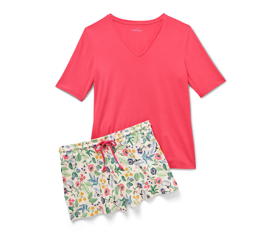 Un ensemble pyjama shorty composé d'un haut à manches courtes corail et d'un short à fleurs avec cordon de serrage.