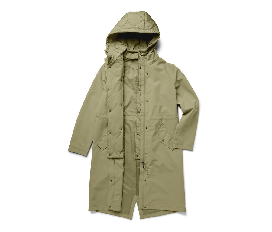 Manteau de pluie kaki ouvert avec capuche.