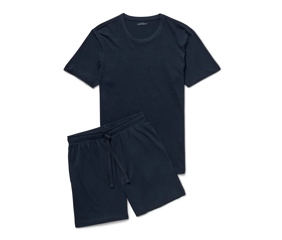 Ensemble pyjama shorty bleu foncé comprenant un t-shirt à manches courtes et un short à cordon de serrage.