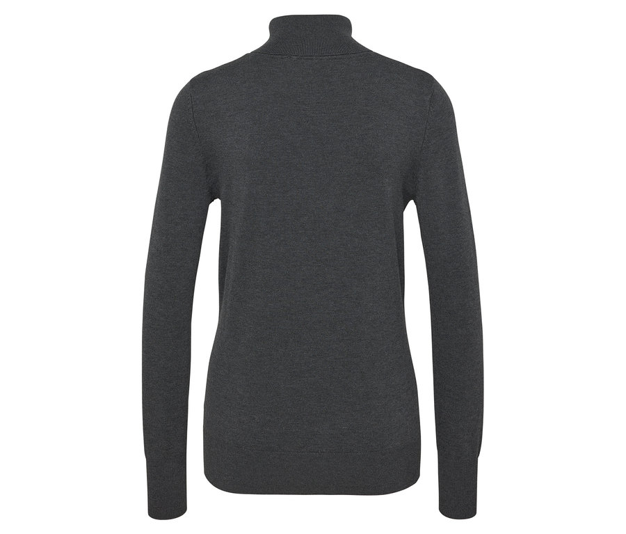 Détail d'un pull à col roulé gris.