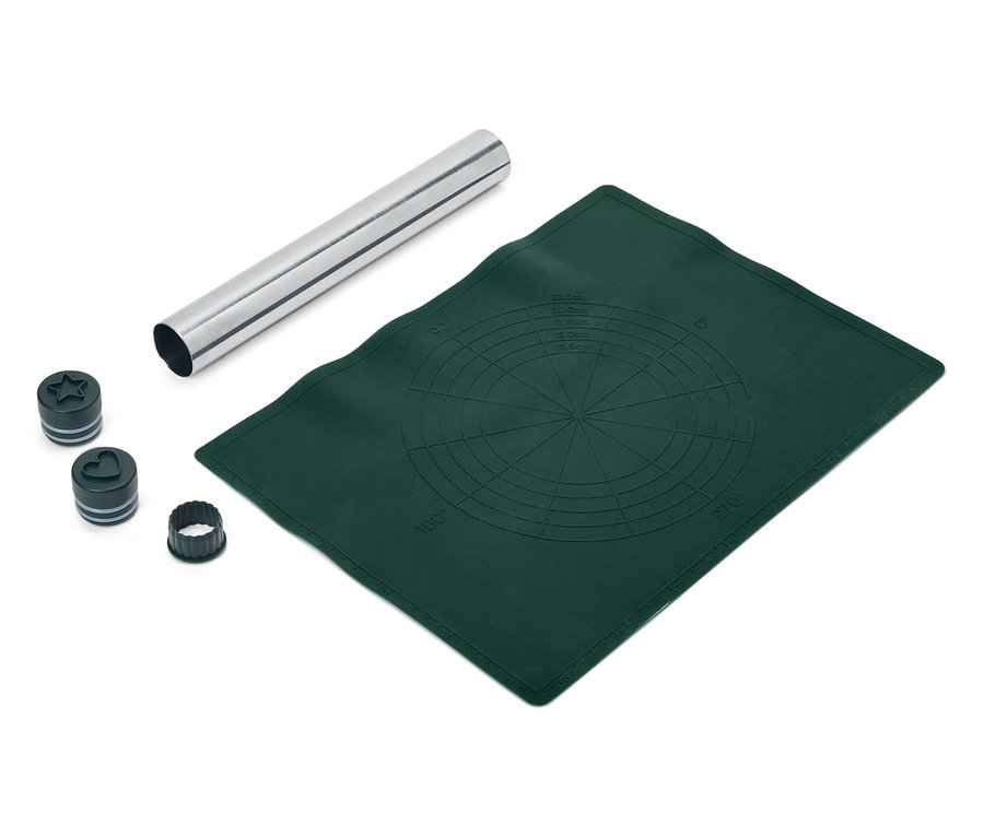 Tapis de cuisson en silicone vert avec des mesures, un rouleau en métal et des emporte-pièces.