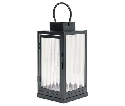Une lanterne noire avec des panneaux de verre et une poignée sur le dessus.