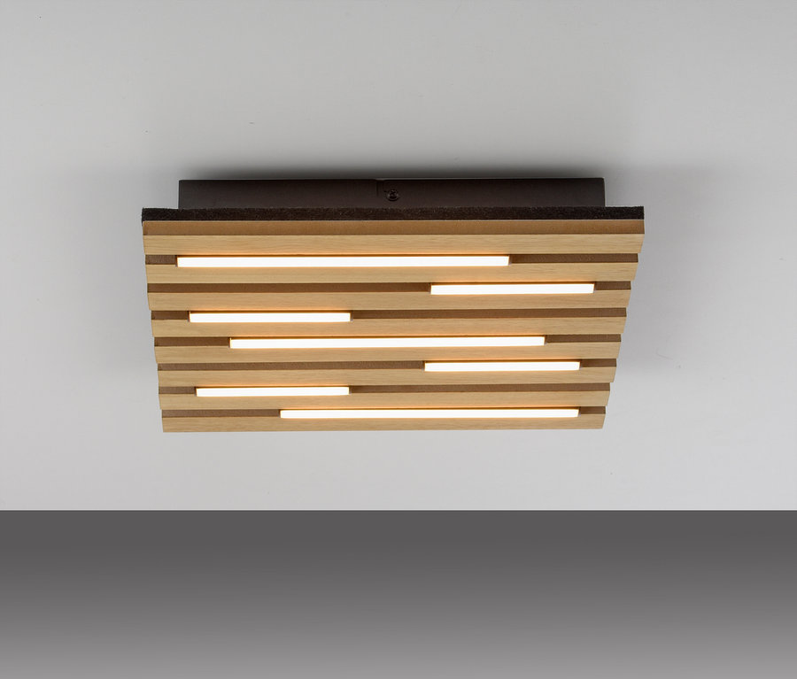 Plafonnier en bois avec des lamelles horizontales et des tubes fluorescents.