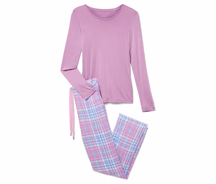 Haut de pyjama violet à manches longues et pantalon à carreaux.