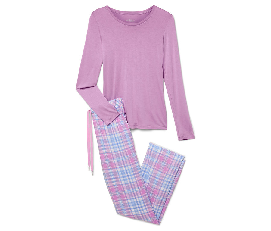 Haut de pyjama violet à manches longues et pantalon à carreaux.