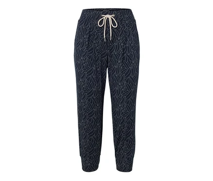 Un pantalon 3/4 en jersey bleu et blanc crème avec un motif de feuilles et un cordon de serrage.