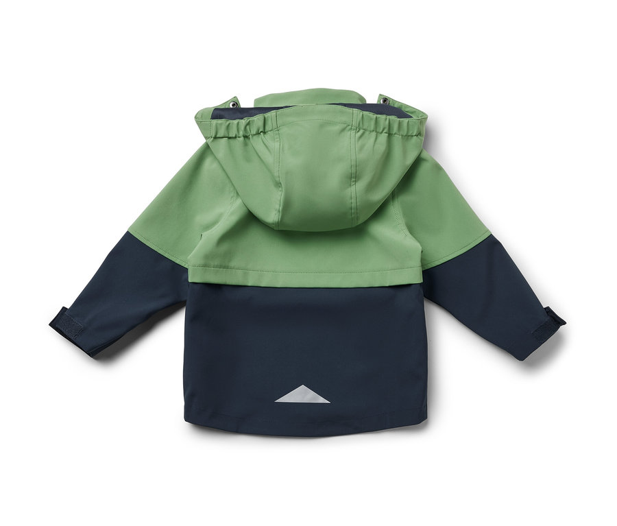 Arrière d'une veste en softshell pour enfant, verte et bleu marine.