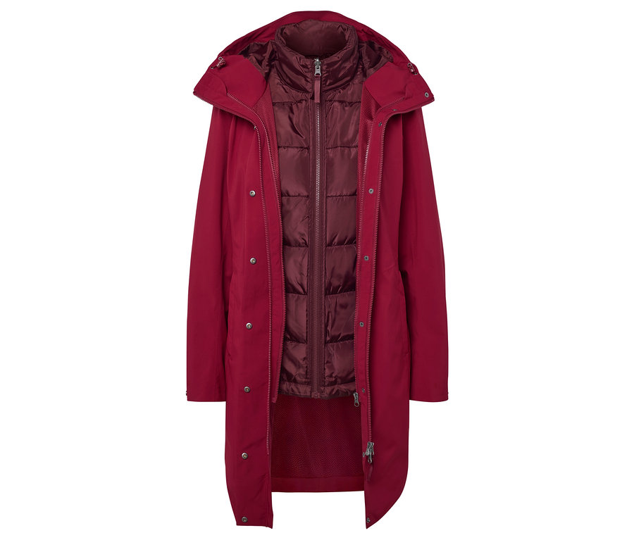 Manteau rouge ouvert avec capuche et gilet matelassé.