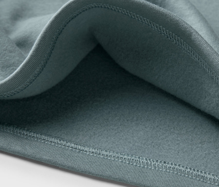Gros plan sur l'intérieur gratté bleu d'un sweat-shirt pour enfant.
