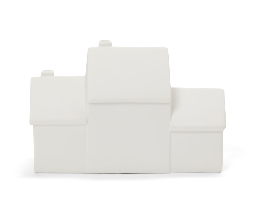 Modèle en plâtre d'une maison blanche avec un toit.