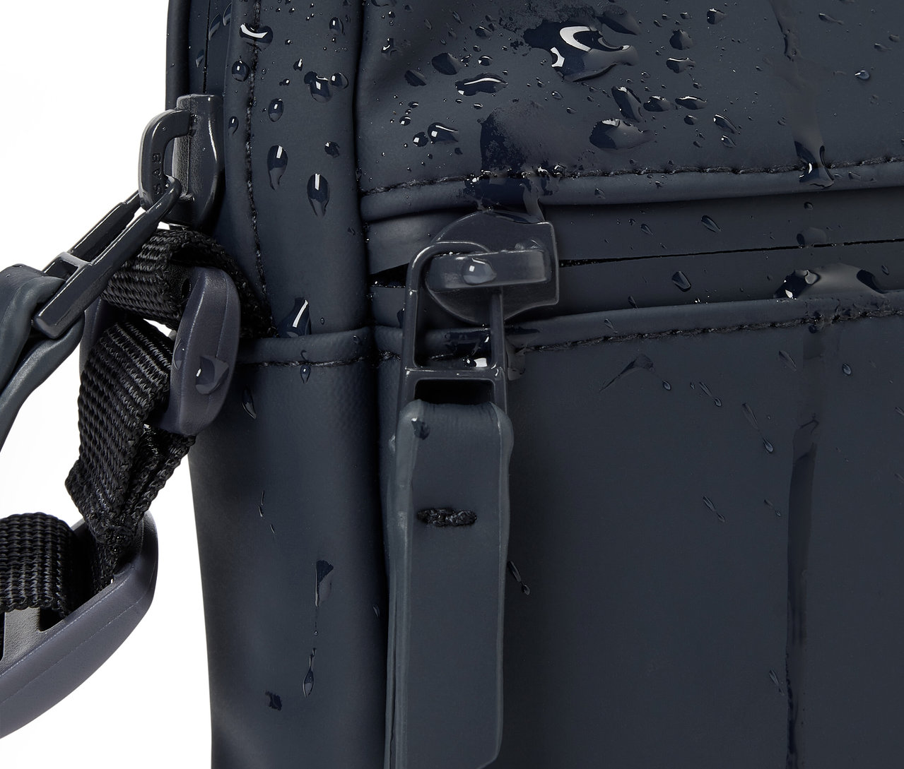 Gros plan d'un sac à bandoulière de pluie.