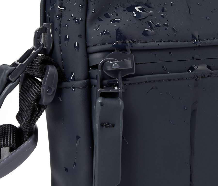 Gros plan d'un sac à bandoulière de pluie.