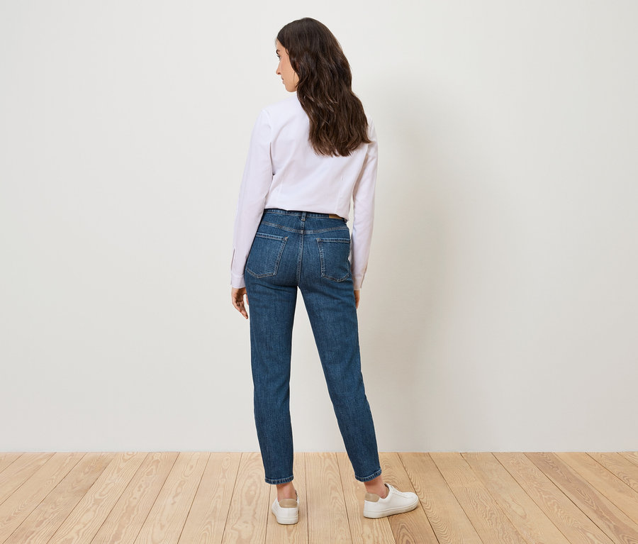Une femme, vue de dos, porte un jean Mom – Fit »Nyla«, bleu moyen.