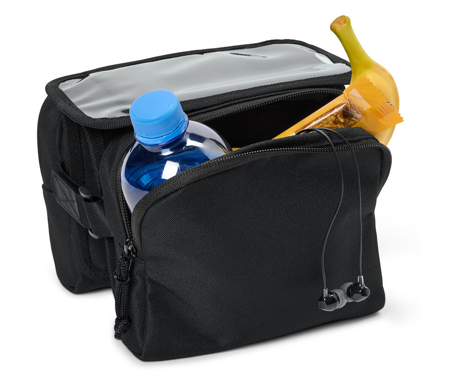 Un sac de vélo noir est rempli d'une bouteille d'eau, d'une barre de céréales, d'une banane et d'écouteurs.