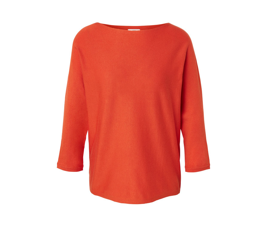 Pull en maille fine orange avec des manches trois-quarts.