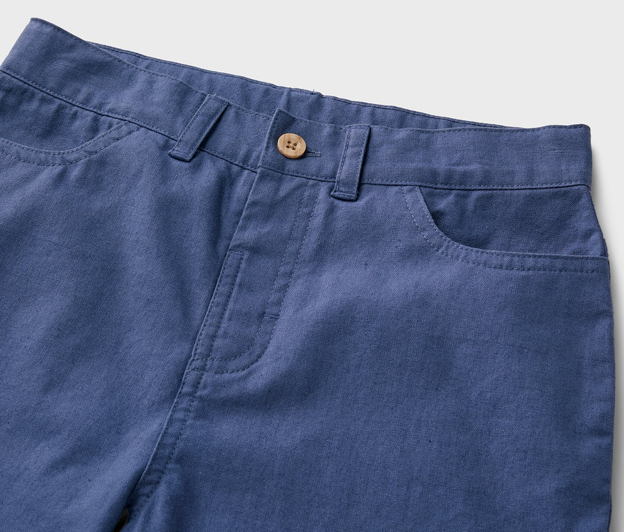 Short bleu pour enfant avec bouton.