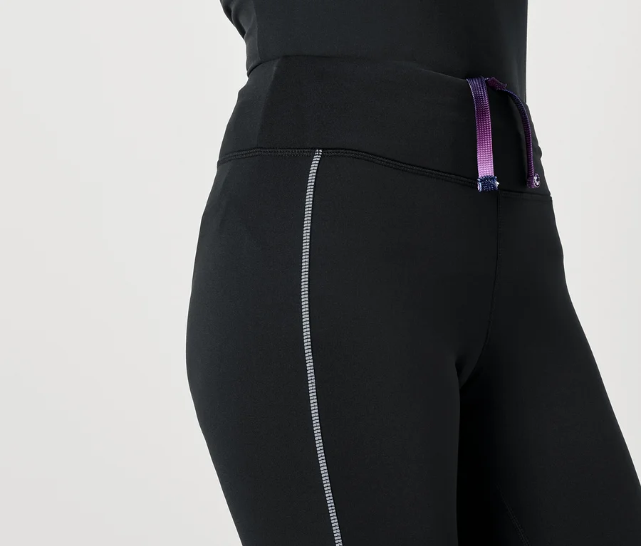Leggings noirs avec cordon de serrage violet et rose à la taille.