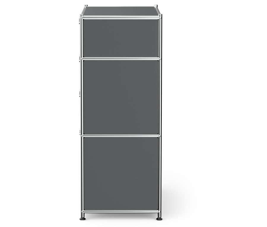 Armoire grise avec un cadre argenté et trois étagères.
