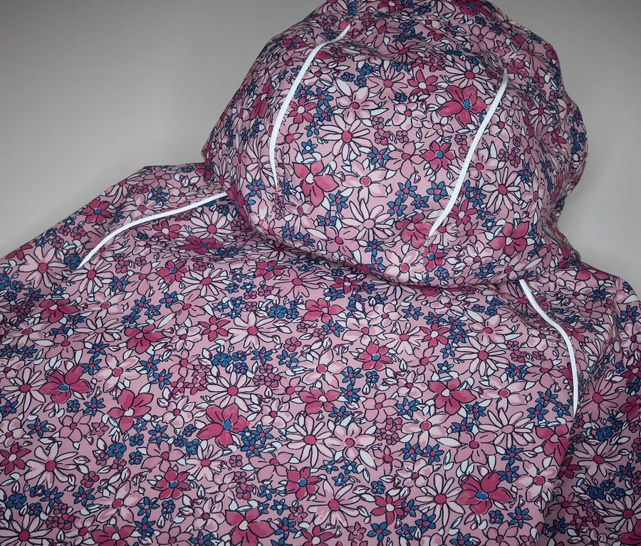 Détail d'une veste imperméable thermique pour enfants, à fleurs.