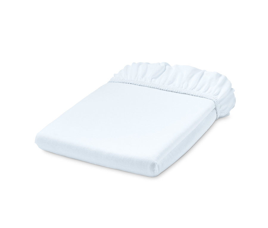 Un drap-housse en jersey blanc de taille standard plié.