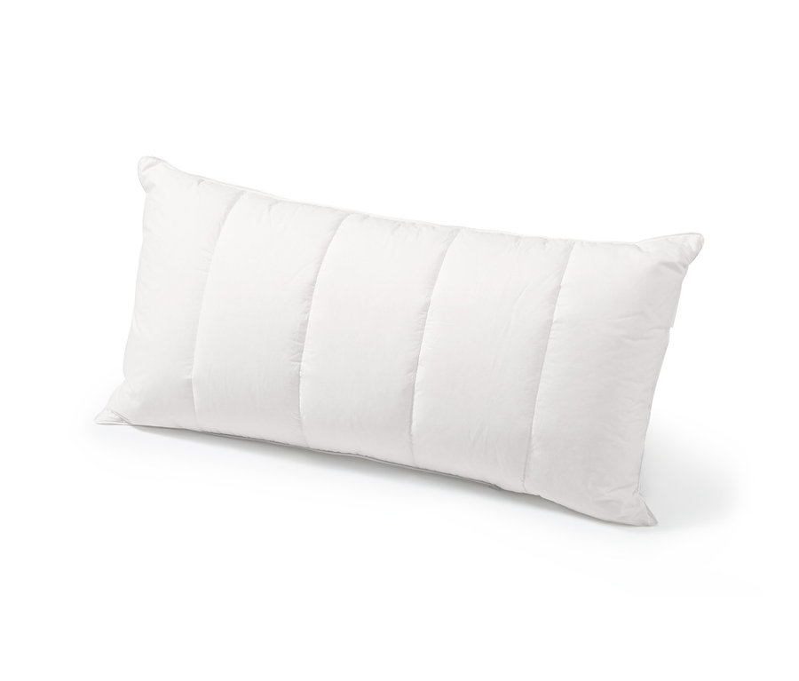 Un oreiller blanc en pin des Alpes repose sur un fond blanc.