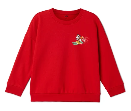 Pull rouge avec un dessin de Mickey Mouse sur un traîneau.