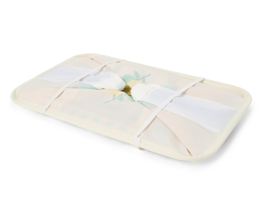 Panier à linge pliable à motifs floraux maintenu par des bandes blanches.