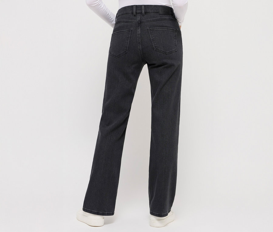 Vue arrière d'une femme portant un jean gris foncé Angels Denim « Lara », coupe droite et des baskets blanches.