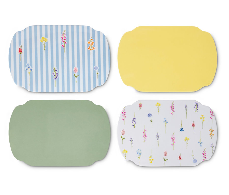 Quatre sets de table avec différents motifs : fleurs sur rayures, jaune, vert et fleurs sur blanc.
