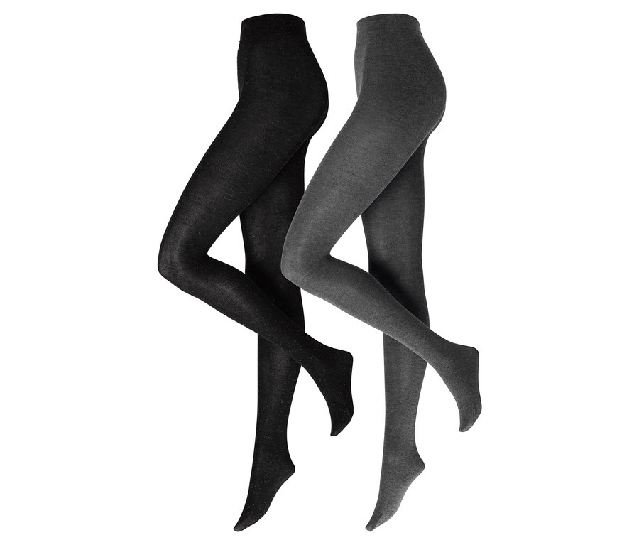Deux jambes portant des collants noirs et gris sur fond blanc.