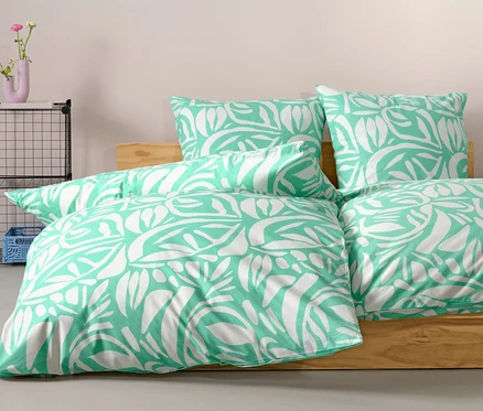 Parure de lit en renforcé verte, taille normale, sur un lit.