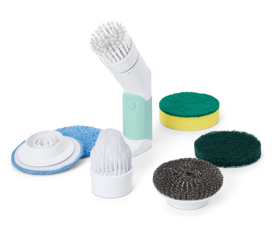 Brosse de nettoyage électrique, professionnelle, avec différents accessoires sur fond blanc.