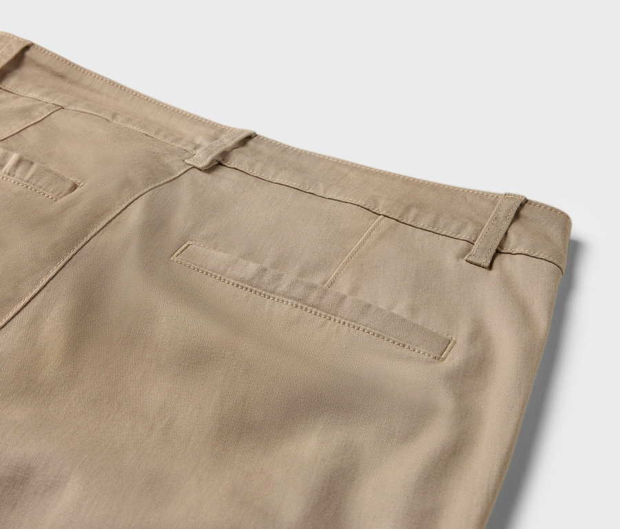 Gros plan sur un short chino beige.