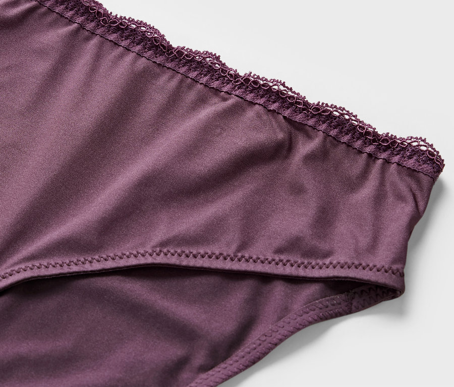 Gros plan sur 2 slips aubergines avec dentelle.