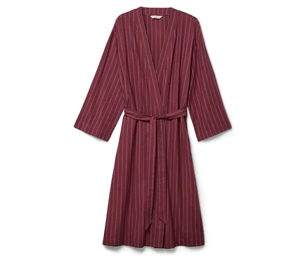 Peignoir bordeaux avec des rayures blanches et une ceinture.