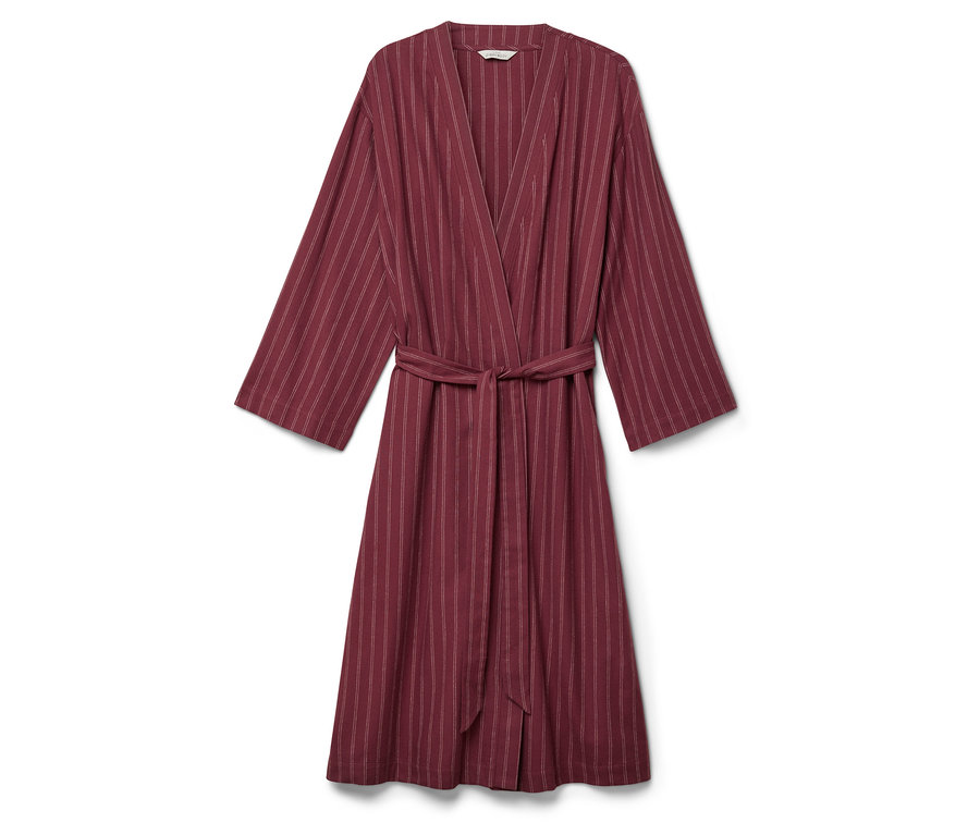 Peignoir bordeaux avec des rayures blanches et une ceinture.