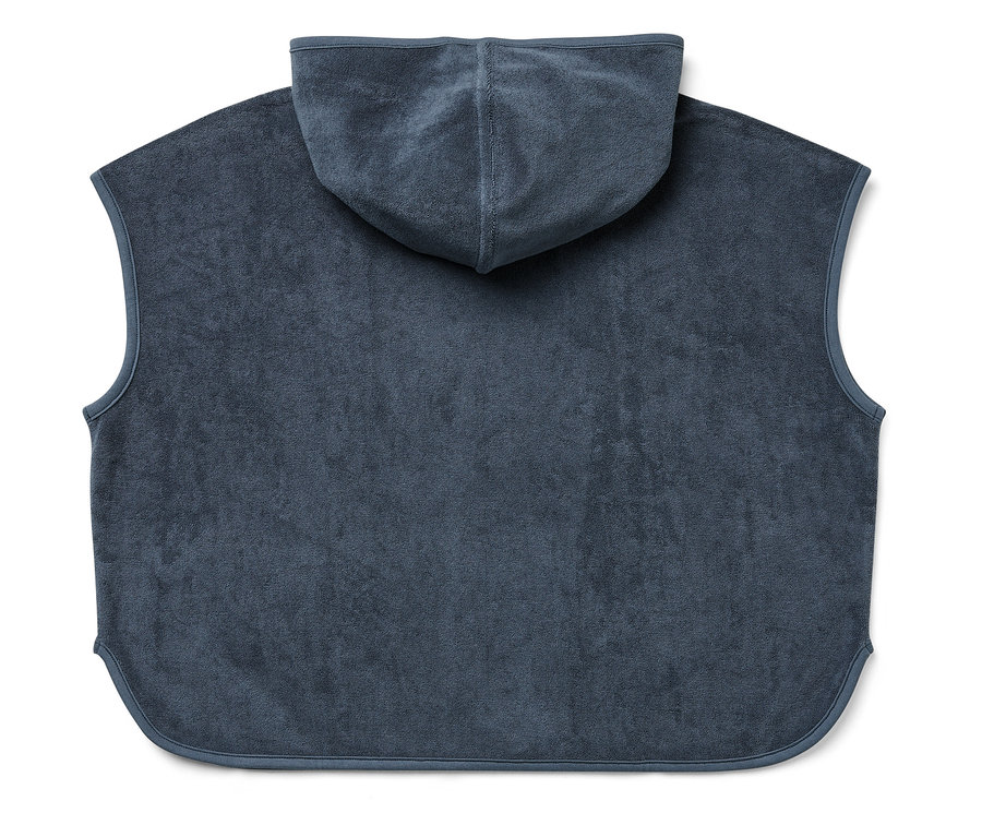 Poncho bleu marine à capuche en tissu éponge.