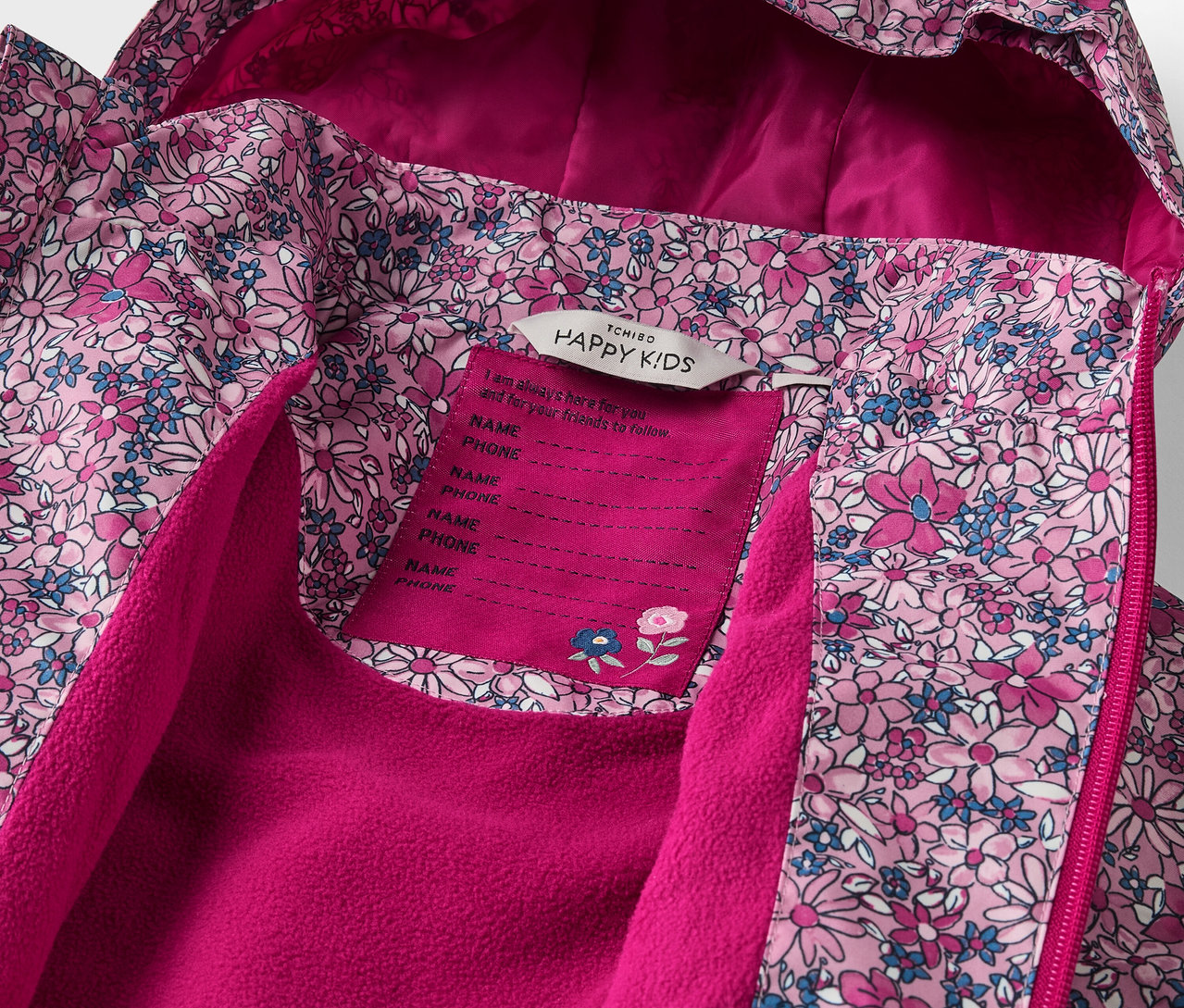 Détail d'une veste imperméable thermique pour enfants, à fleurs.