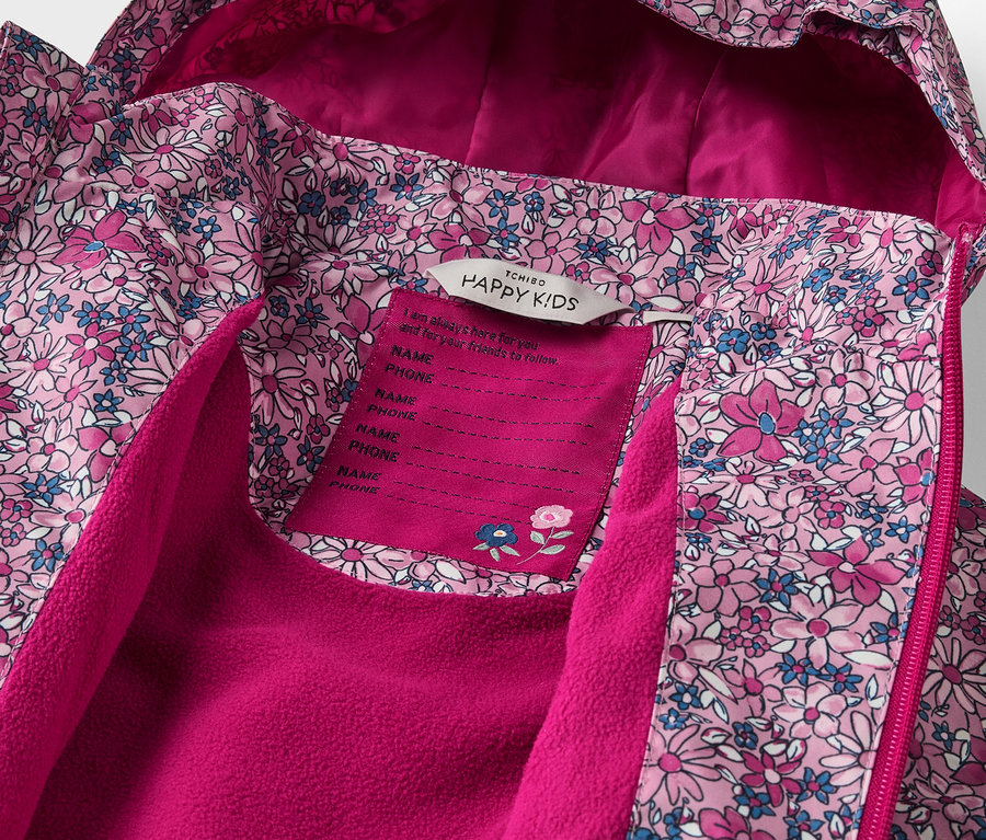 Détail d'une veste imperméable thermique pour enfants, à fleurs.