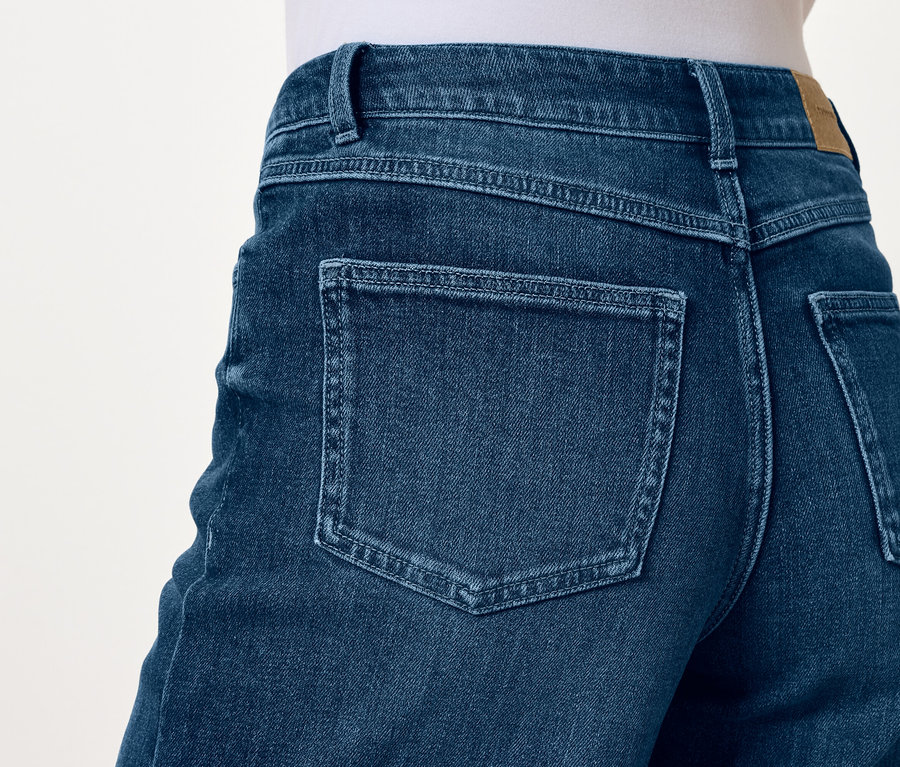 Détail de l'arrière d'un jean bleu avec des poches.