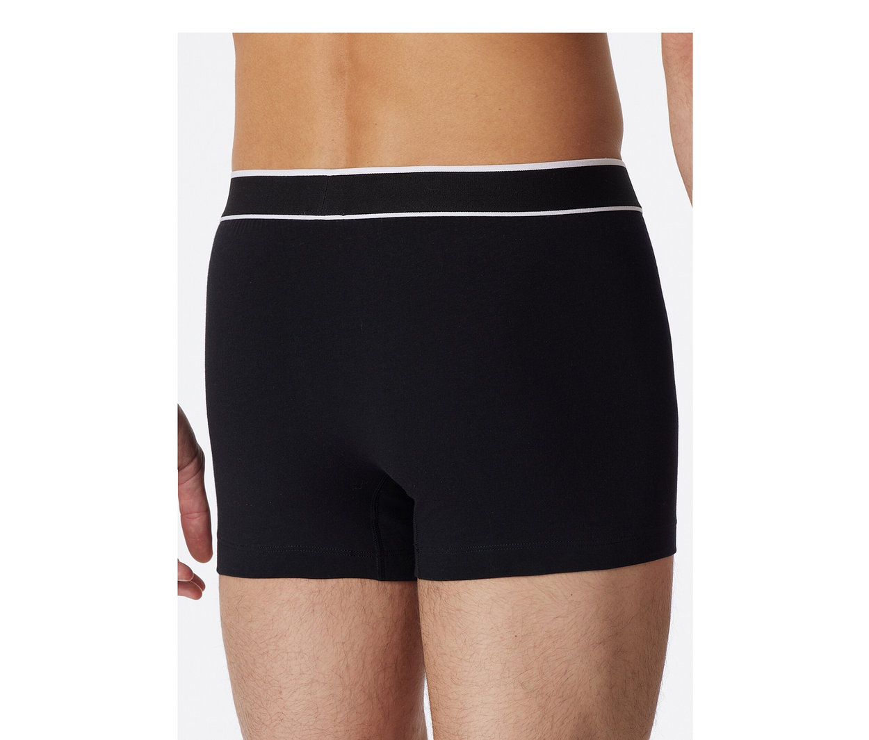 Vue de dos d'une personne portant un short SCHIESSER noir avec une ceinture à rayures blanches, montrant la taille et le haut des cuisses.