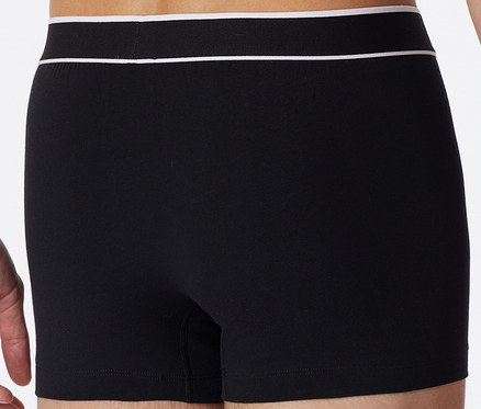 Homme vu de dos portant 3 boxers SCHIESSER noirs en coton bio.