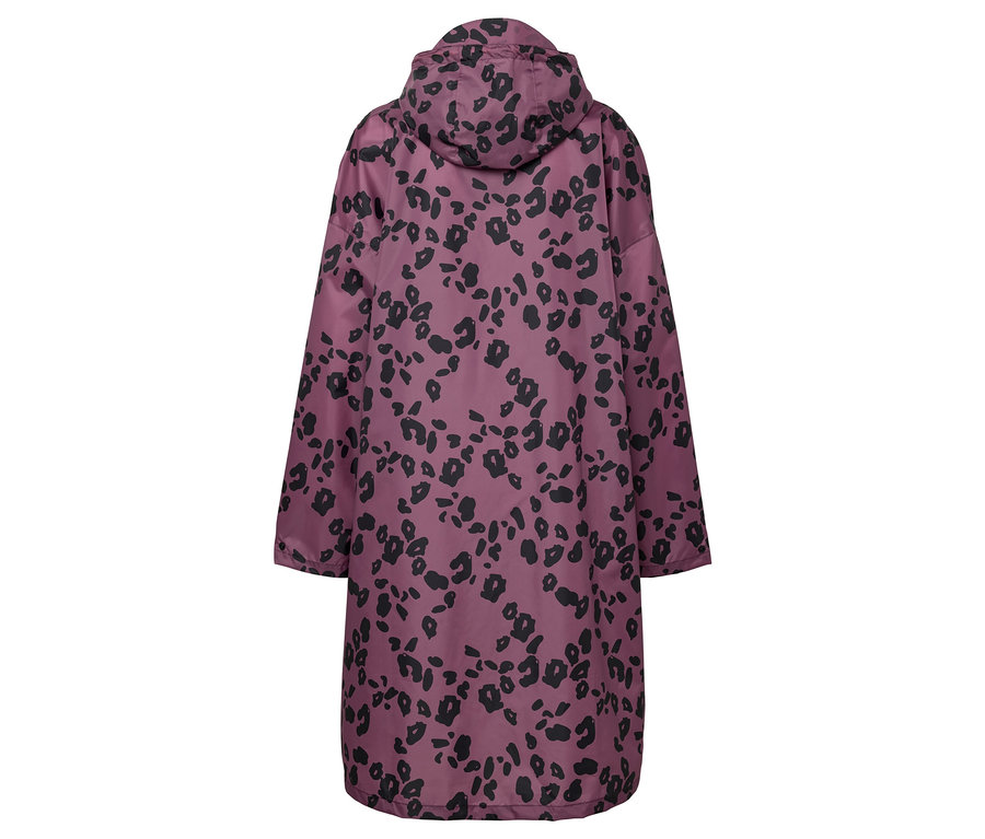 Manteau violet à motif léopard noir vu de dos.