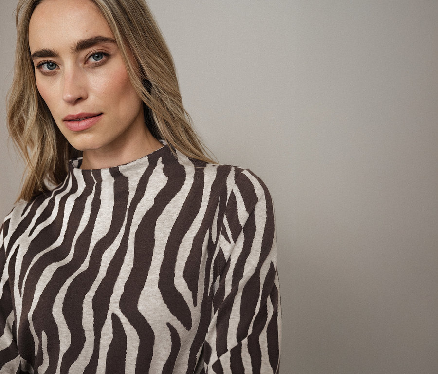 Femme portant un maillot en jacquard Street One à motif zébré.